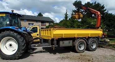 Traktor med en gul last